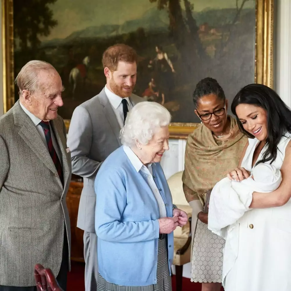 A duquesa Meghan Markle apresentando Archie para a Rainha Elizabeth II