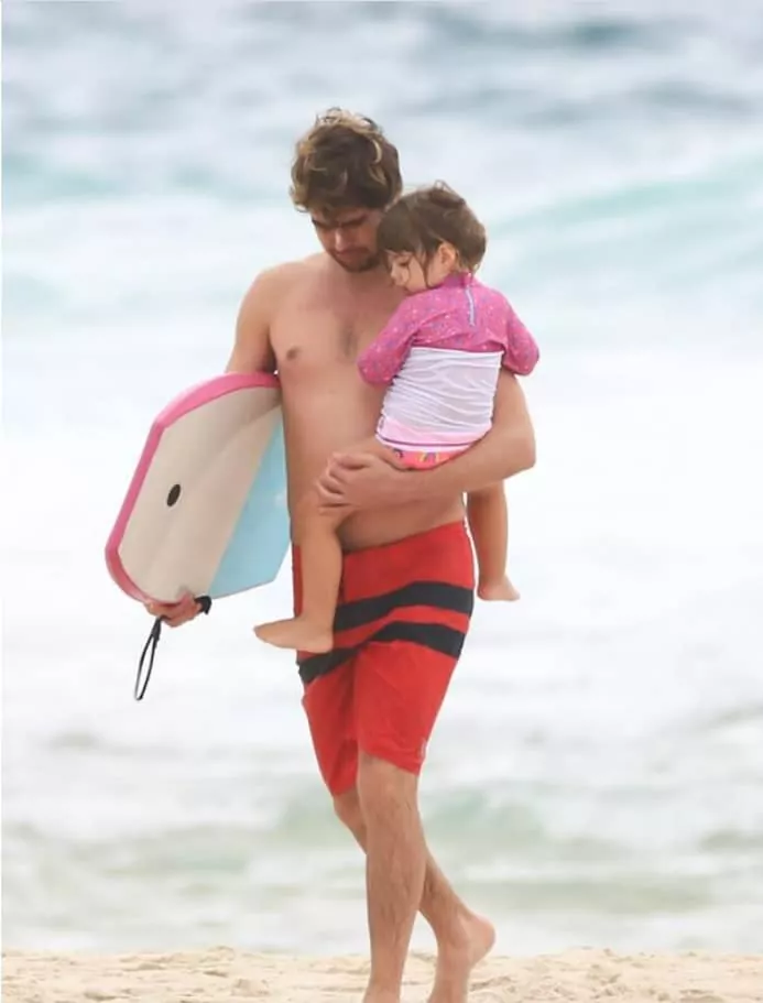 afael Vitti aparece surfando com a filha em praia no Rio de Janeiro 