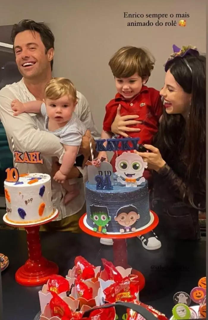 Kayky e Sthefany Brito posam com seus bebês em festa para o ator