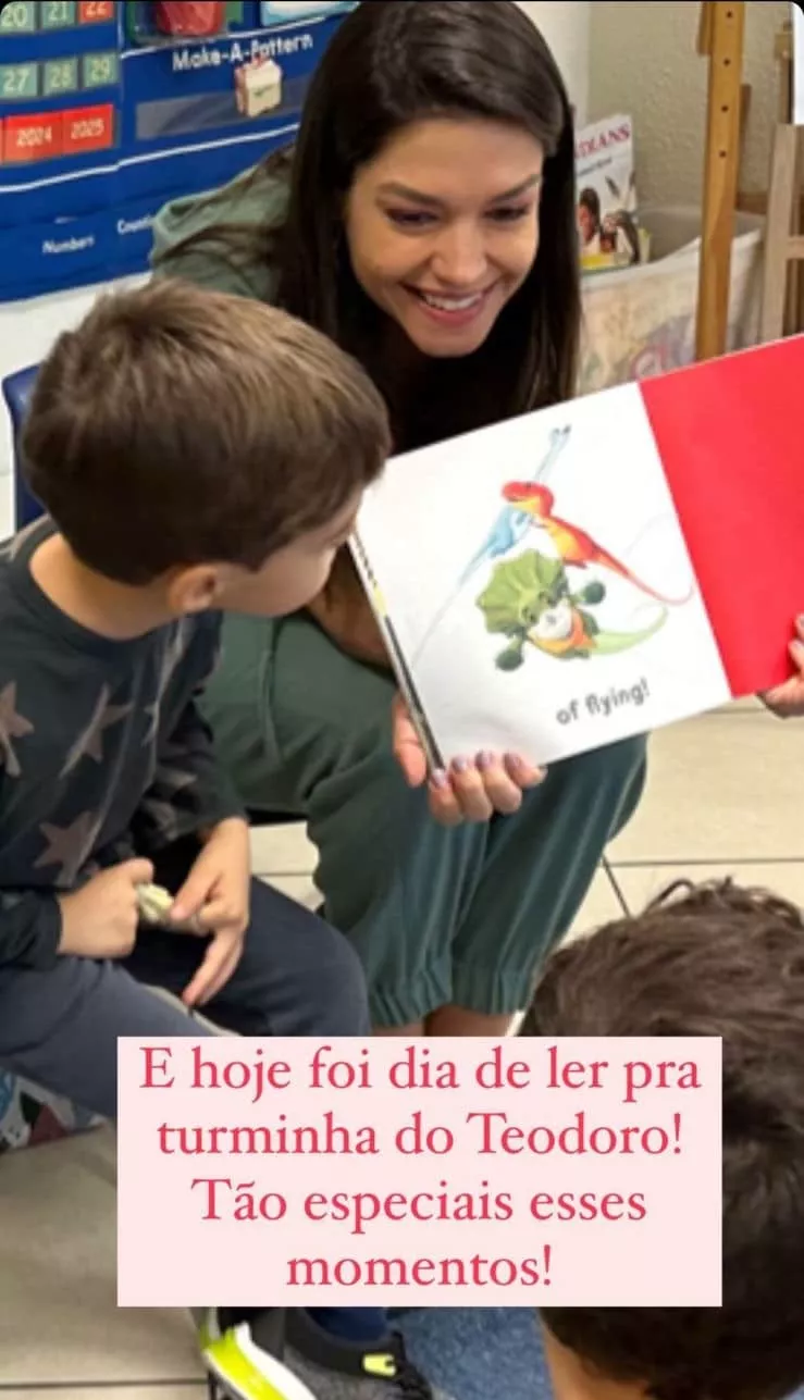 Thaís Fersoza e o filho fazem leitura juntos na escola