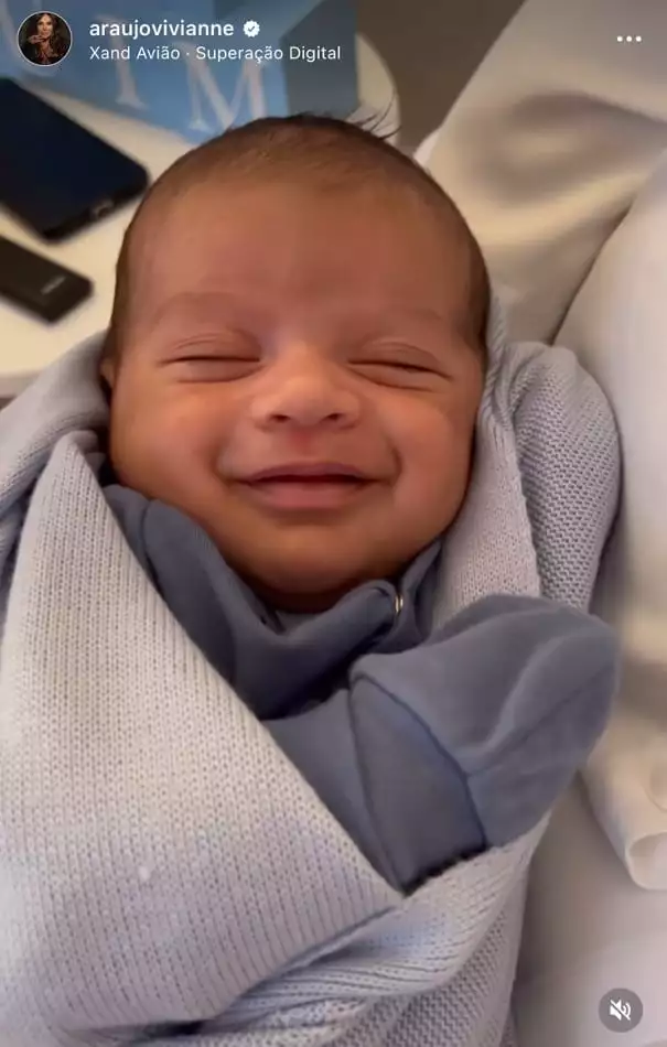 O pequeno Joaquim, bebê de Viviane Araújo e Guilherme Militão, sorrindo 