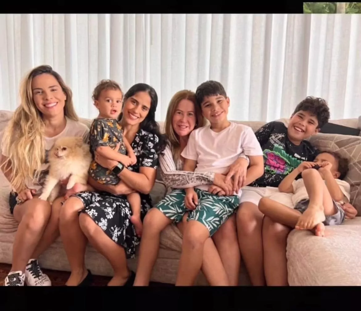 Wanessa junto com os filhos e a irmã Camilla Camargo