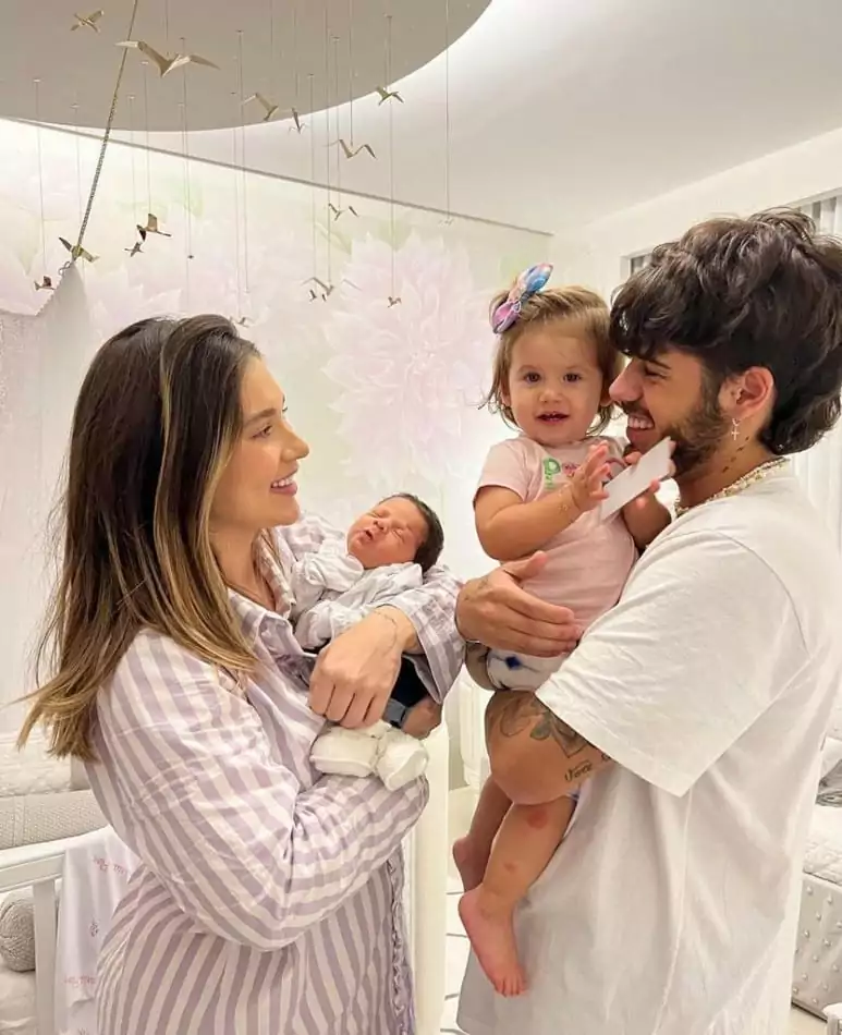 O cantor Zé Felipe posou com a família reunida no quartinho da bebê 