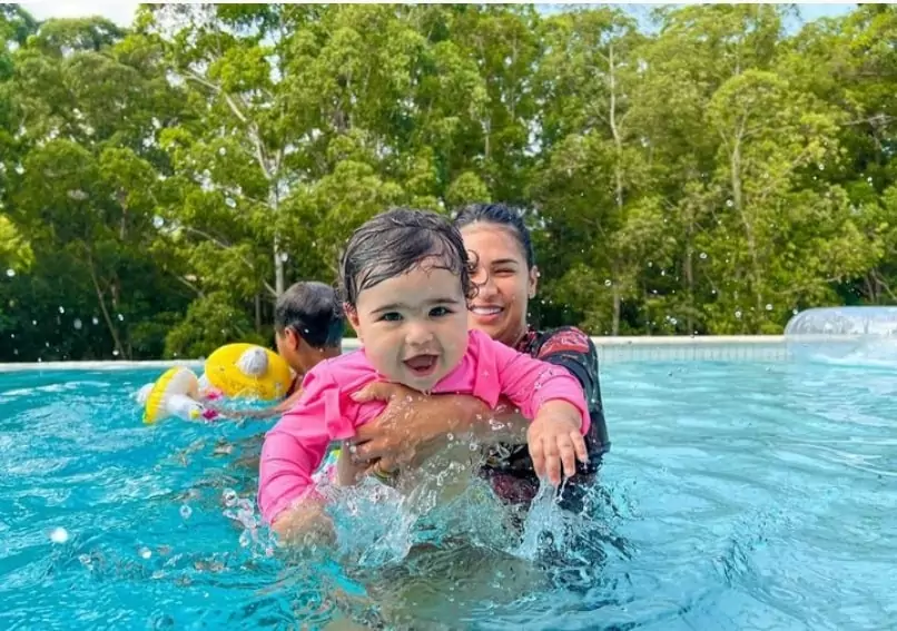 Simone mostra com sua bebê na piscina da mansão e encanta 