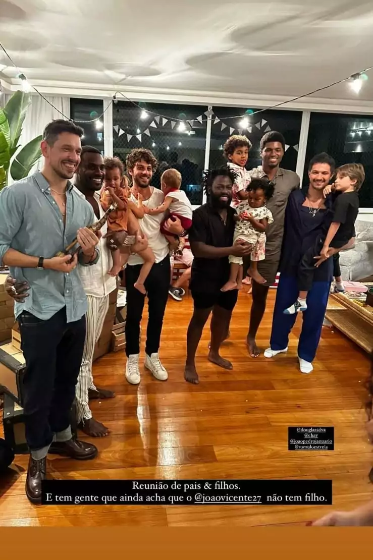 Chay Suede posa com amigos e seus filhos na festa de um ano de seu bebê