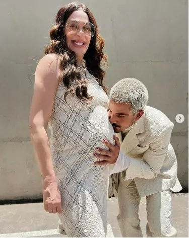 Claudia Raia ganha beijinho em seu barrigão de grávida de seu filo Enzo Celulari em evento de moda e encanta 