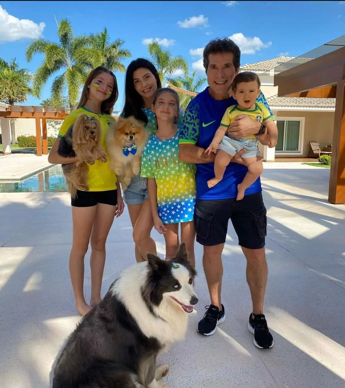 Daniel e Aline de Pádua posam com suas filhas e seus cachorros na torcida pelo Brasil