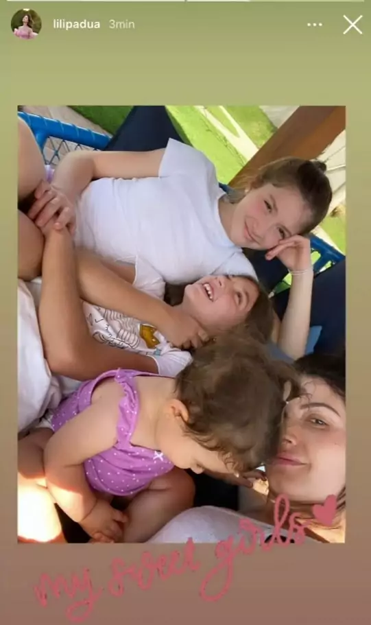 Esposa de Daniel posa com suas três filhas em um momento de descanso 