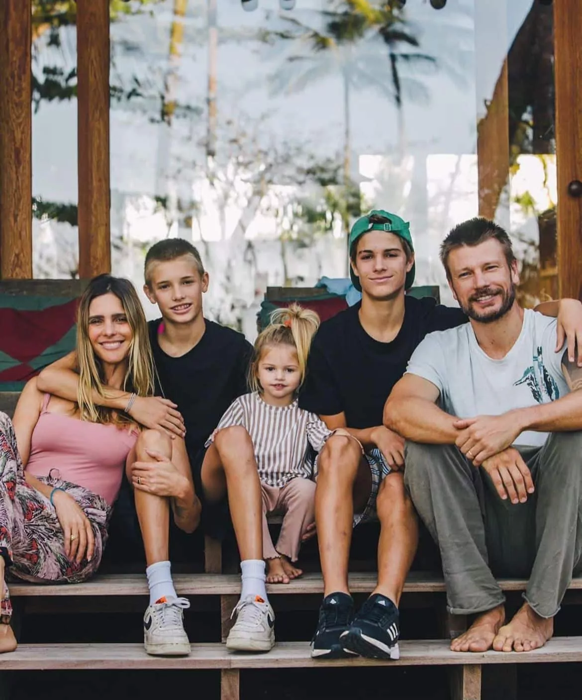 Fernanda Lima posa com Rodrigo Hilbert e seus três filhos em rara aparição