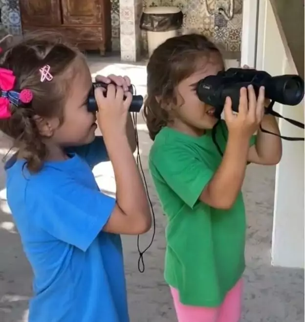 Gêmeas de Ivete Sangalo surgem se divertindo em passeio