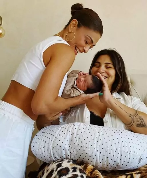 Juliana Paes com o sobrinho que nasceu