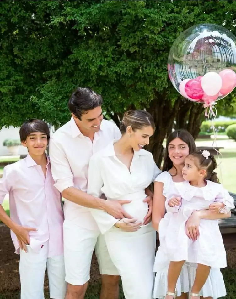 Os filhos do primeiro casamento de Kaká participaram do chá revelação da irmã mais nova 