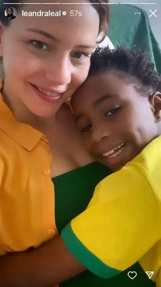 A atriz Leandra Leal e a filha Júlia, de oito anos, torcendo pelo Brasil