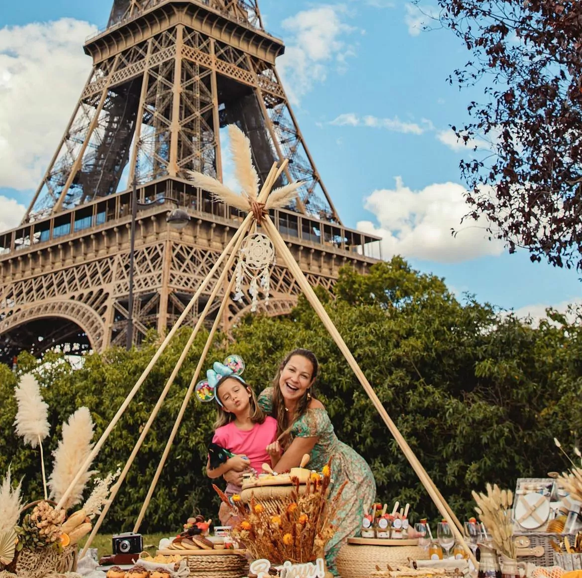 Luana Piovani posa com a filha em Paris