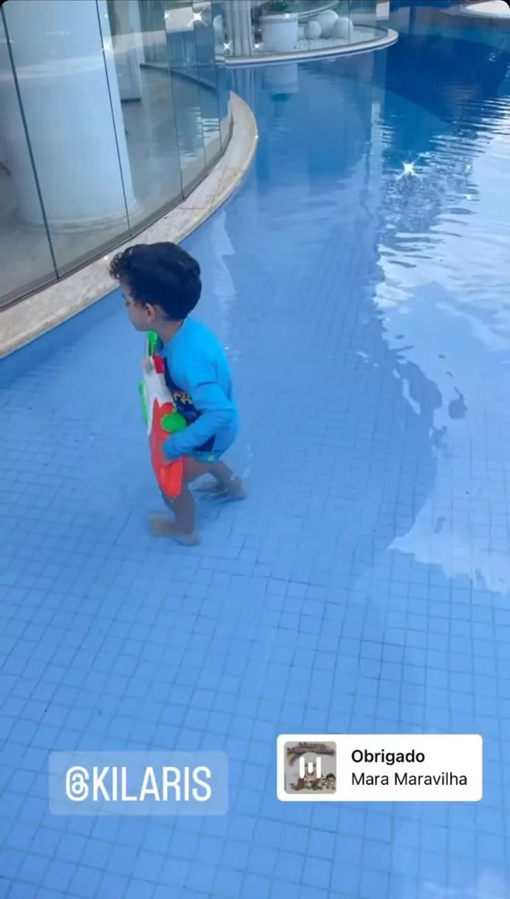 Filho de Mara Maravilha é fotografado pela mãe durante brincadeira na piscina