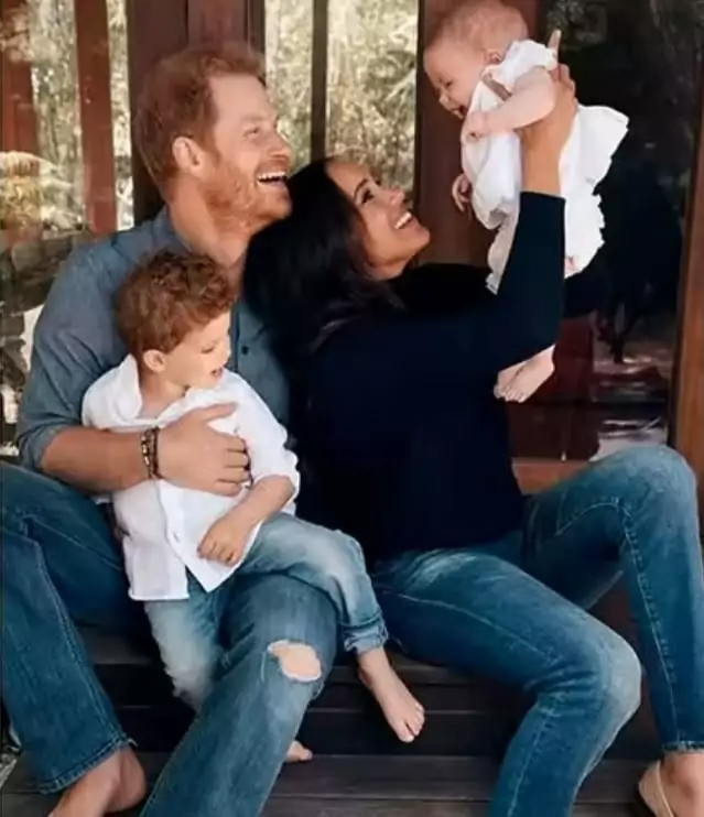Meghan Markle e o príncipe Harry junto com seus dois filhos