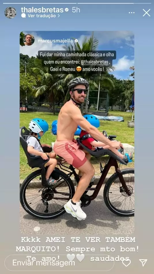 Romeu e Gael, filhos do ator Paulo Gustavo, passando de bicicleta com o papai Thales