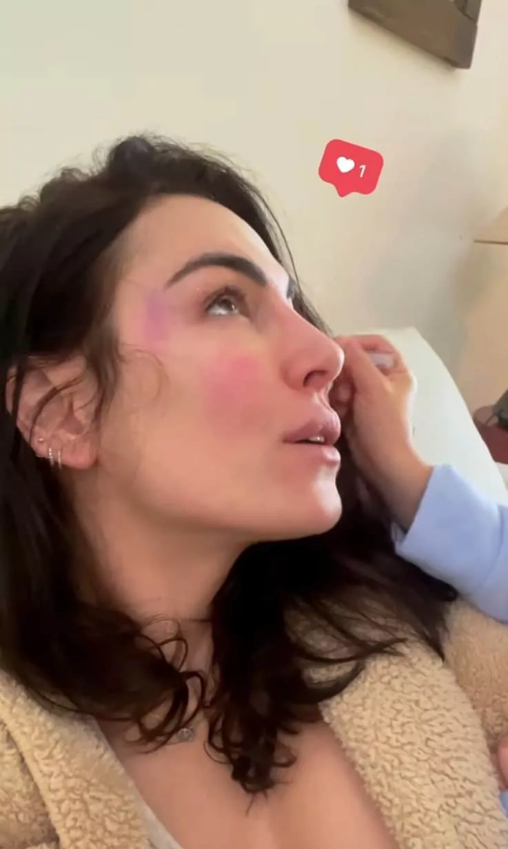 Mel Fronckowiak mostra sua filha com Rodrigo Santoro fazendo maquiagem 