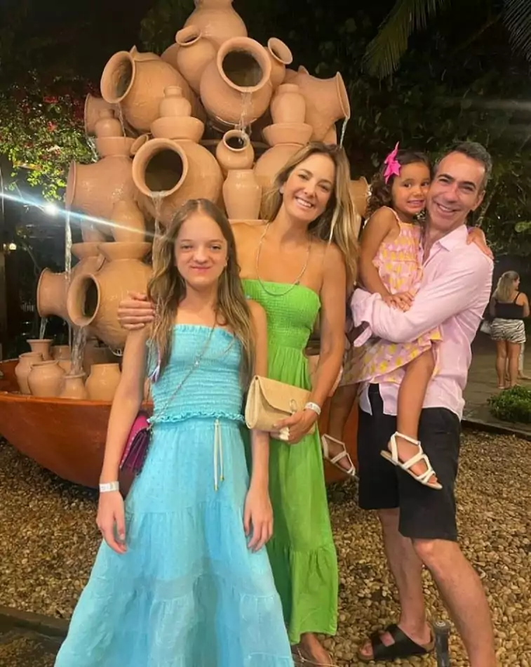 O jornalista César Tralli posou com a esposa e a filha na viagem de férias 