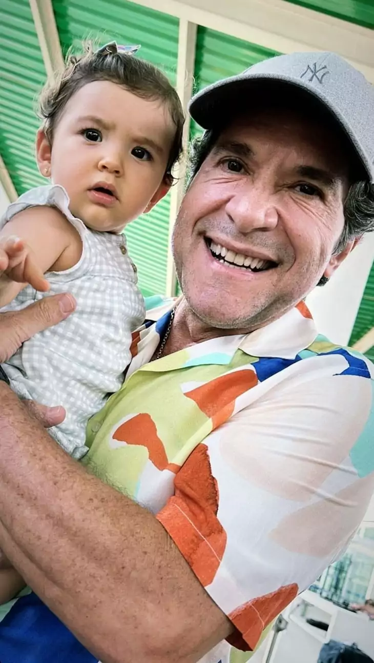 Daniel posa com sua bebê nos braços em pelos seus 40 anos de carreira