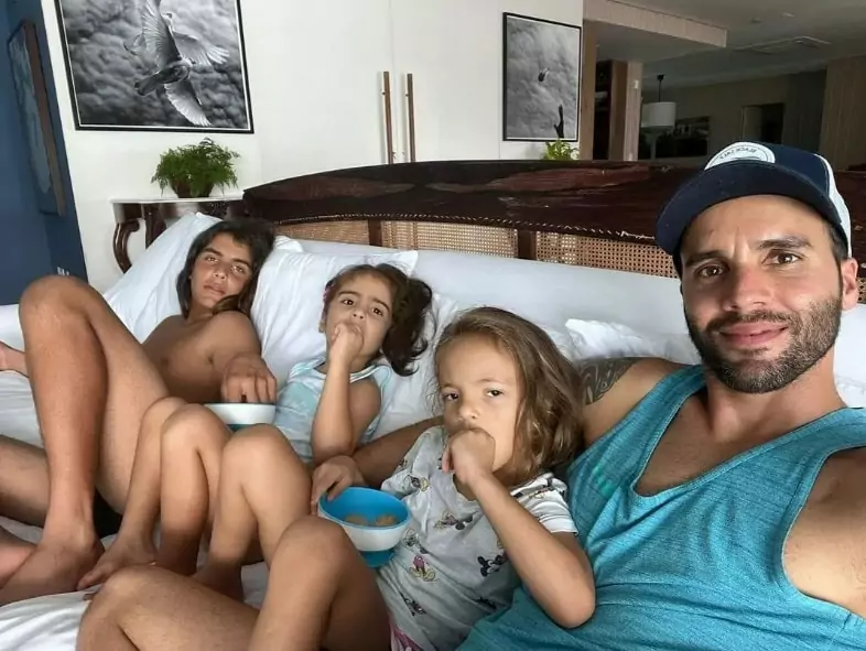 Daniel Cady descansando com seus filhos com Ivete Sangalo