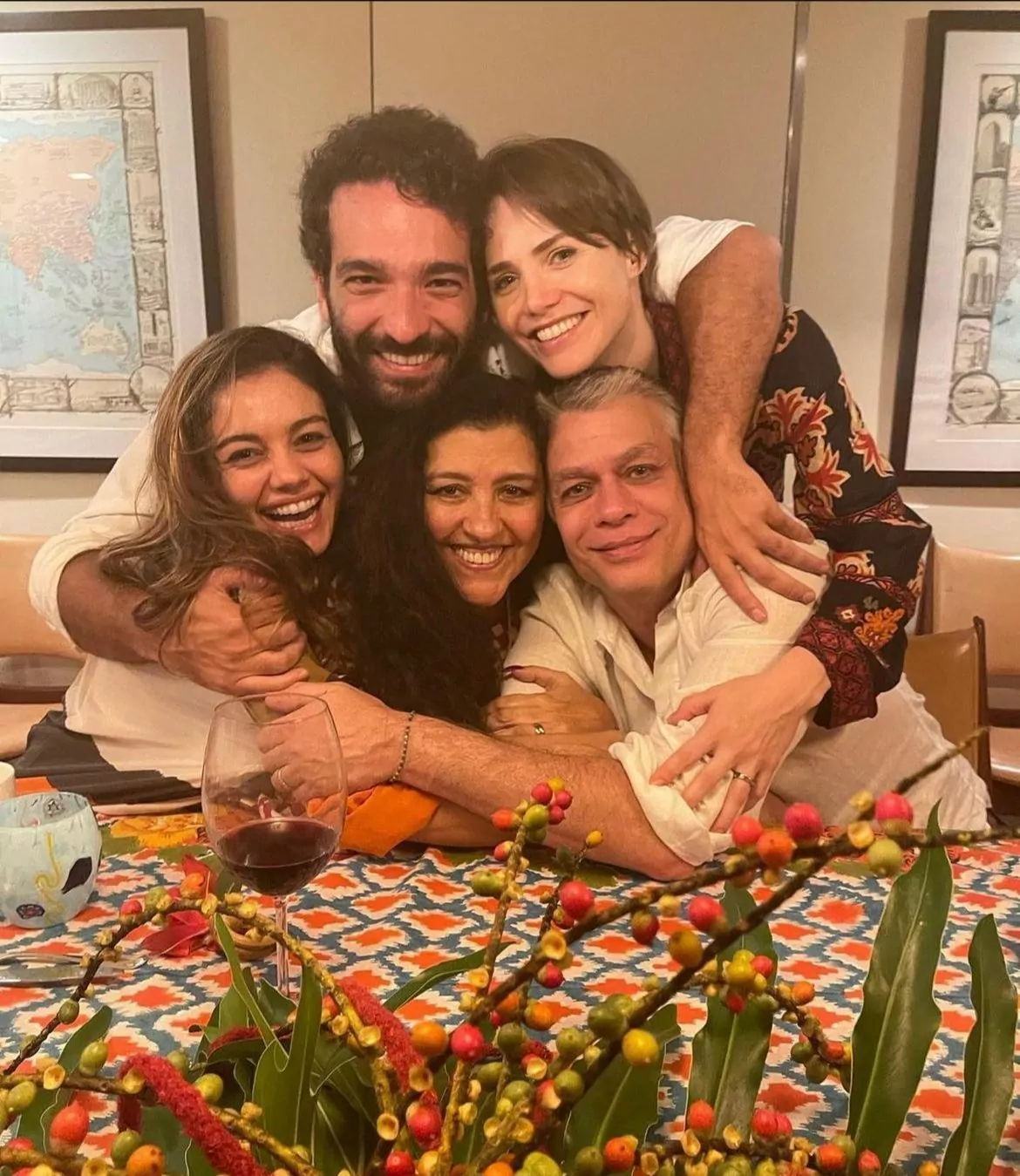Fábio Assunção posa com os colegas do elenco da novela