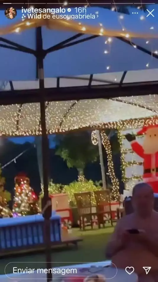 A cantora Ivete Sangalo mostrou a decoração de Natal da mansão 