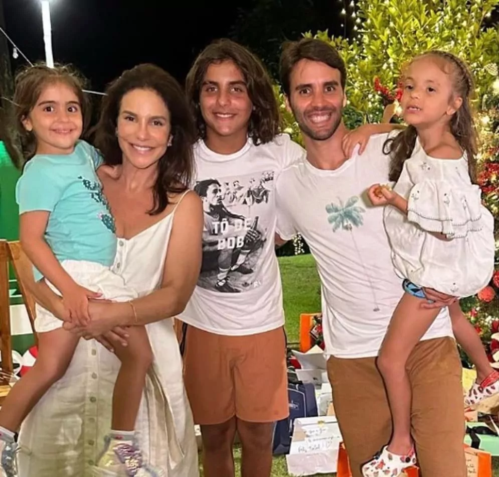 Ivete Sangalo e Daniel Cady com os três filhos na noite de Natal