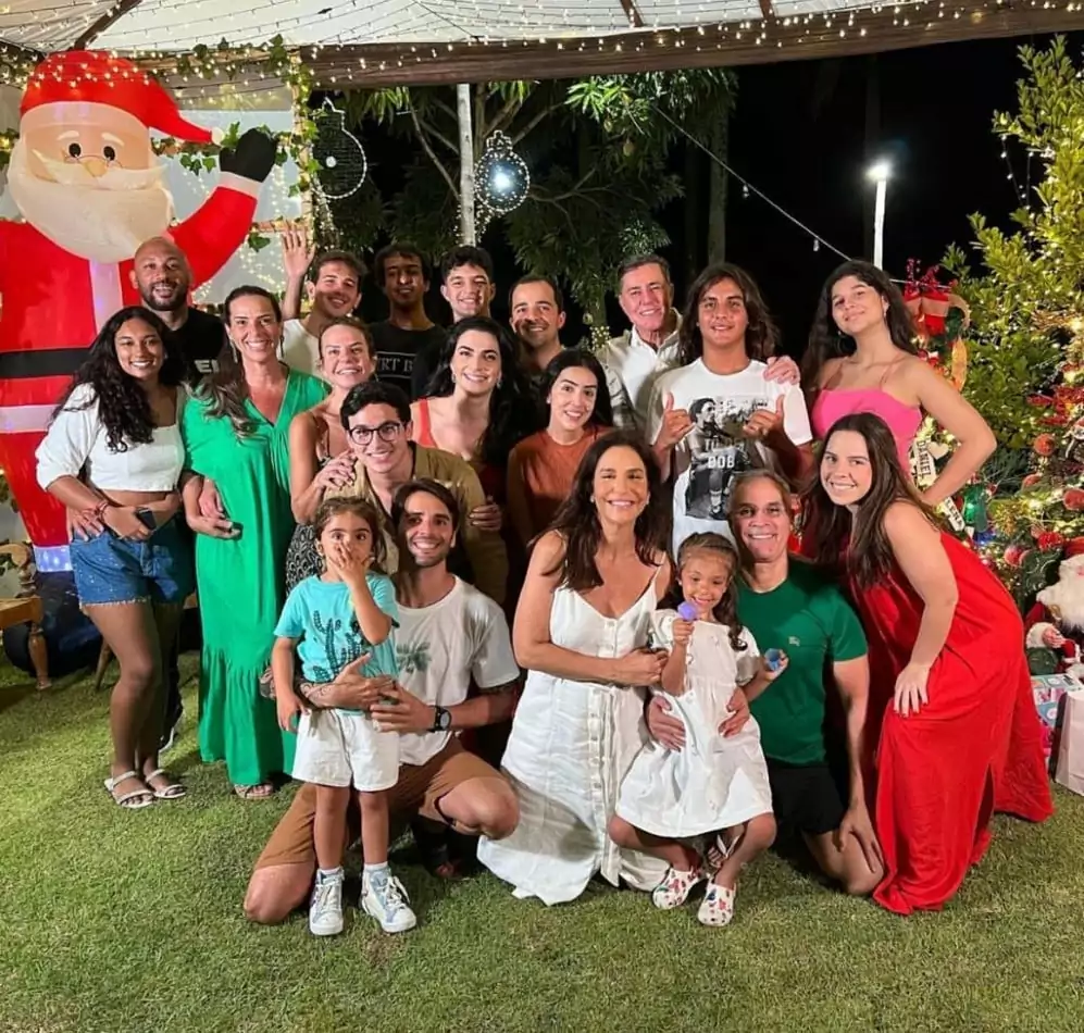 Ivete Sangalo reuniu a família para uma bela foto