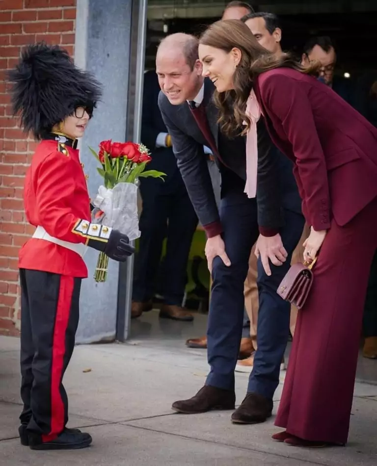 Kate Middleton e William posam com criança fantasiada de Guarda Real, em sua visita aos Estados Unidos 