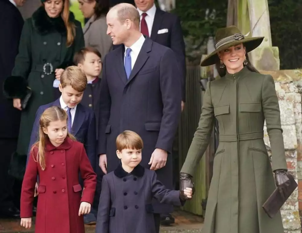 A princesa Kate Middleton e o príncipe William com os filhos, no Natal 