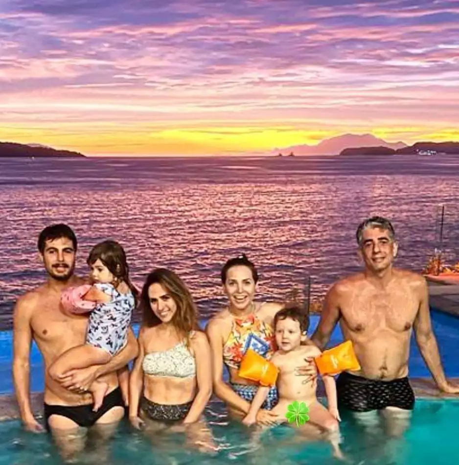 As atrizes Letícia Colin e Tatá Werneck viajaram com os filhos e os maridos para a praia