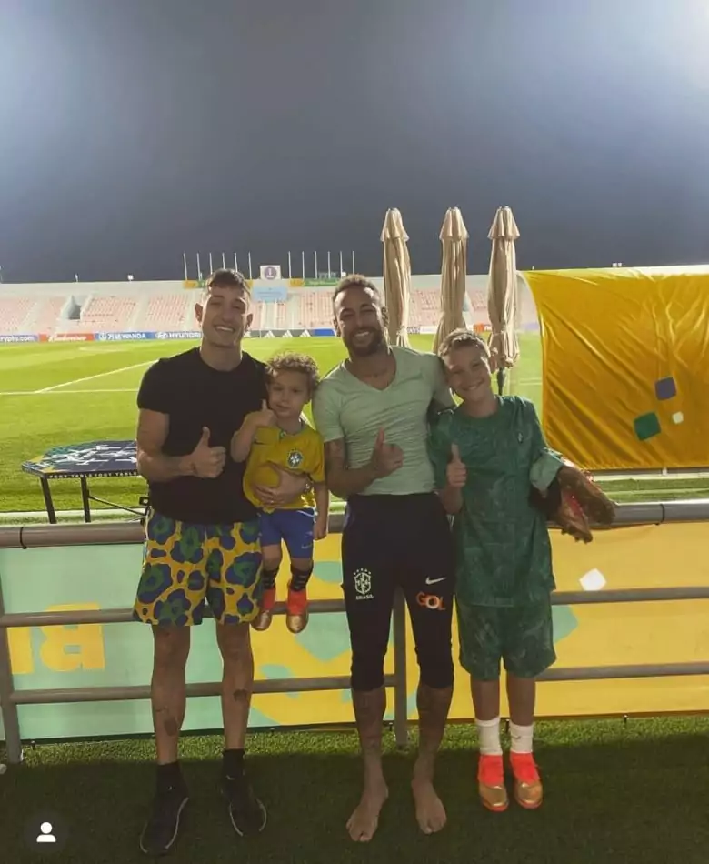 O filho de Neymar Jr. posou com o pai e o padrasto, no Catar