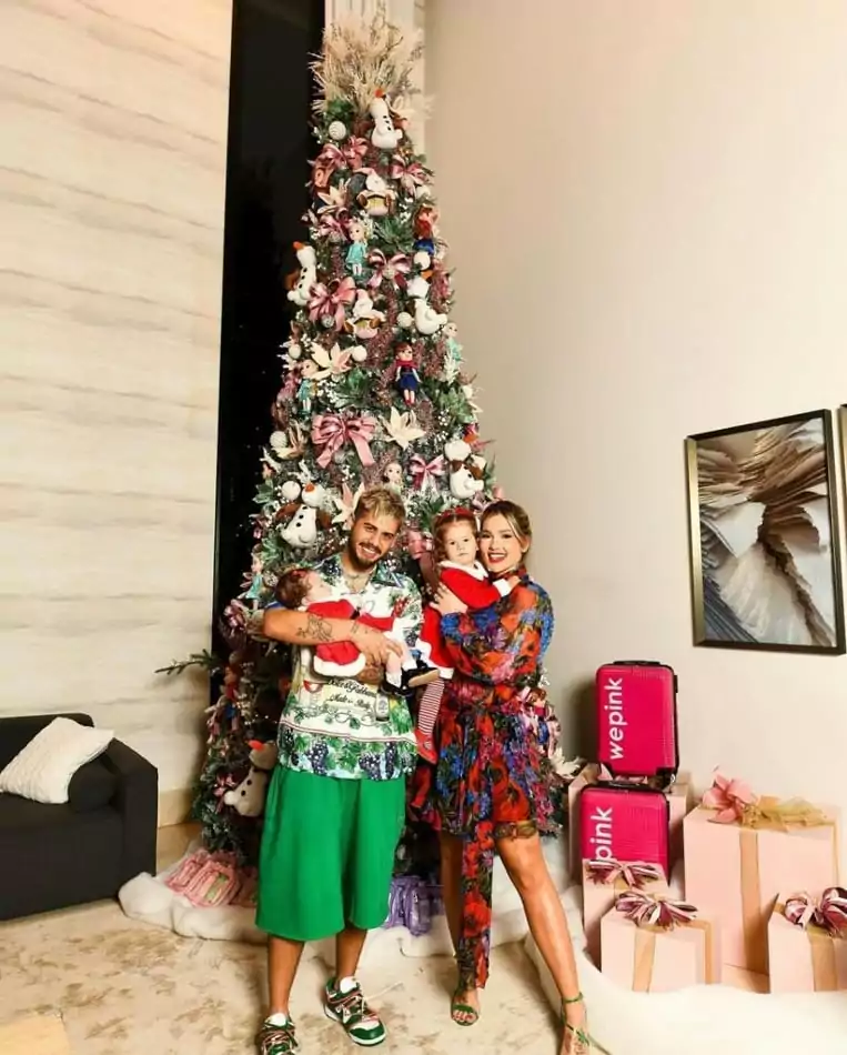 Zé Felipe e Virgínia Fonseca com as filhas na árvore de Natal da mansão