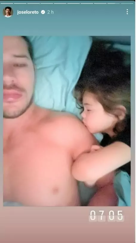 José Loreto posa com sua filha dormindo em seus braços e impressiona 