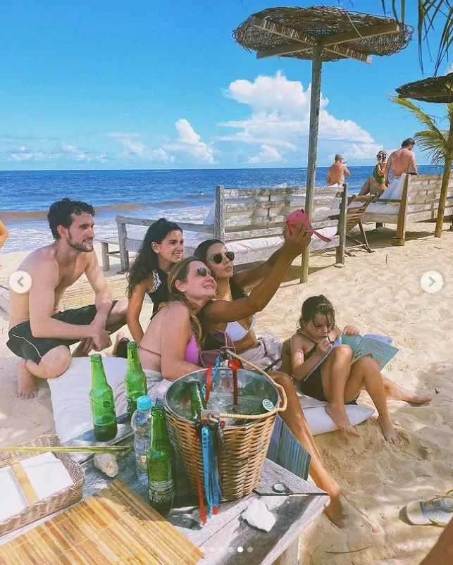 Adriana Esteves surge em rara aparição ao lado de sua família na praia e surpreende