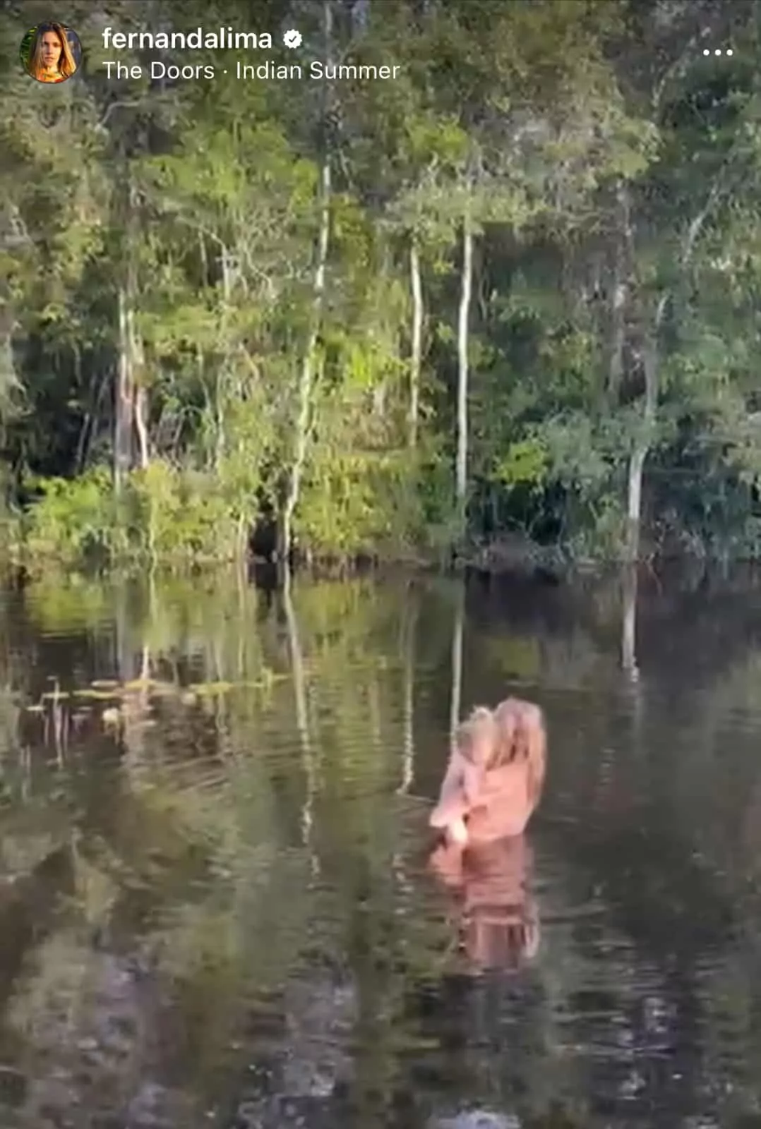 Fernanda Lima entra em rio junto a filha