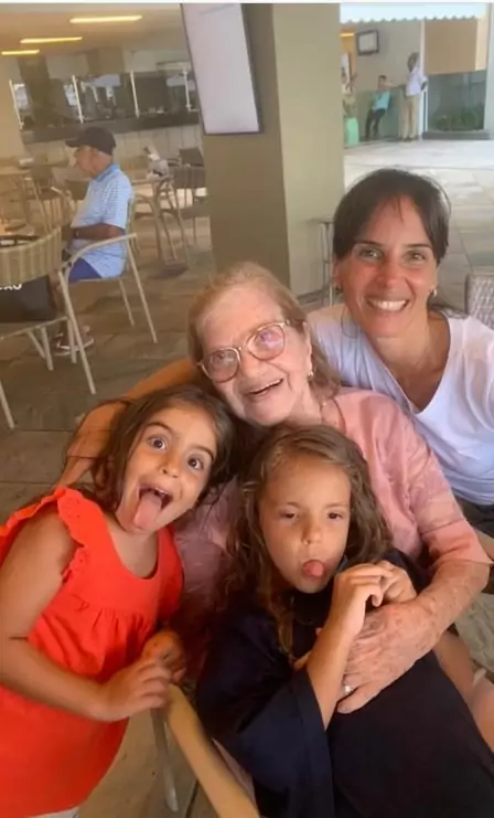 Filhas gêmeas de Ivete Sangalo e Daniel Cady surgem com a bisavó e encantam 