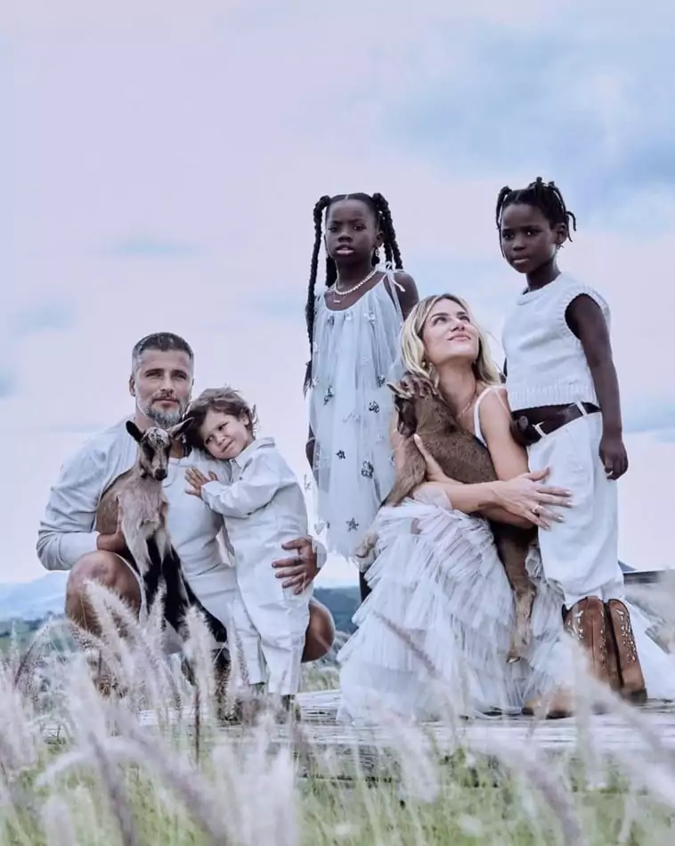 Os atores Giovanna Ewbank e Bruno Gagliasso em um ensaio com os filhos
