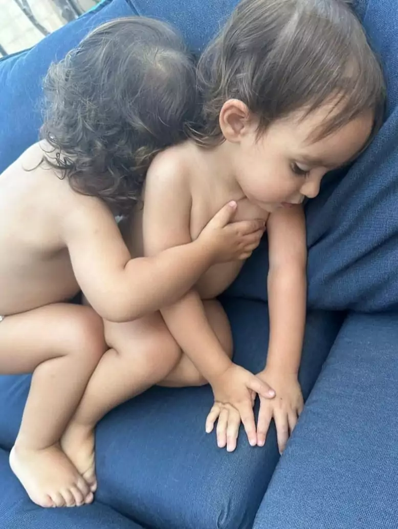 Gêmeas de Joaquim Lopes surgem abraçadinhas