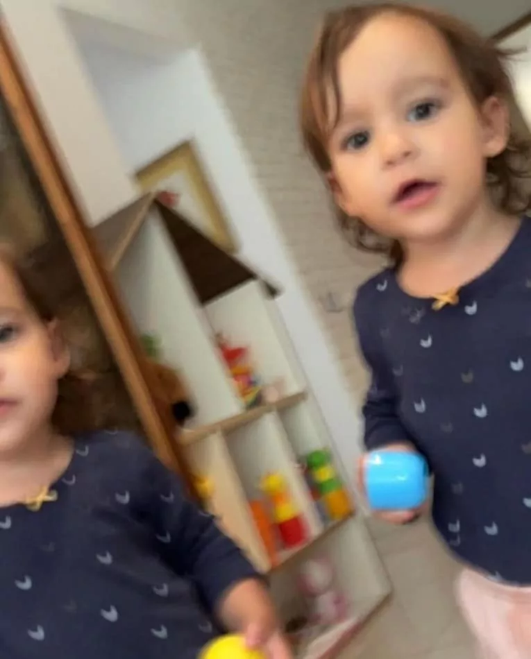 Sophia e Pietra, gêmeas idênticas de Marcella e Joaquim Lopes, brincando 