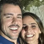 Joaquim Lopes e sua esposa mostram as gêmeas juntinhas