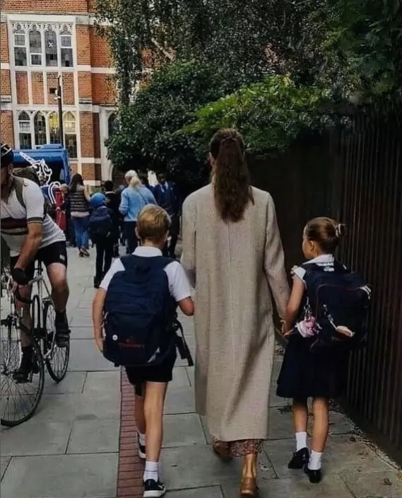 Kate Middleton ao lado de seus dois filhos mais velhos