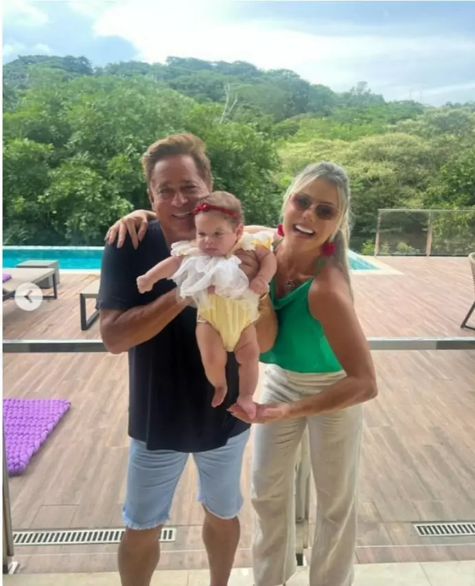 Leonardo e Poliana Rocha posam com sua netinha na piscina de da mansão e impressiona 