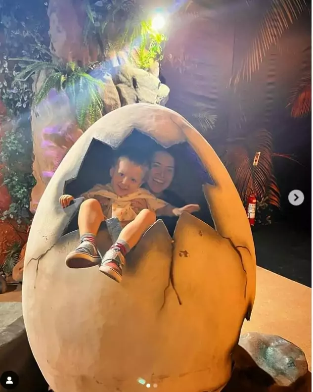 Letícia Colin surge com seu filho se divertindo com ovo de dinossauro gigante e encanta 