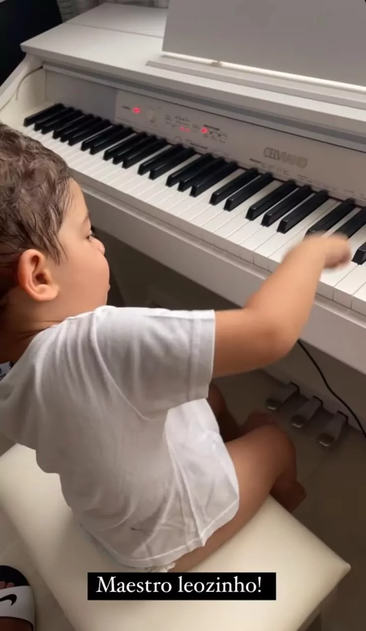 Filho de Marília Mendonça toca piano e encanta