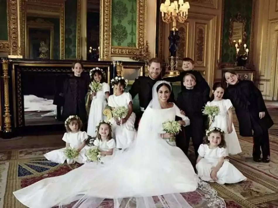 Meghan e Harry no casamento com as damas e pajens, incluindo os filhos de Kate Middleton e William