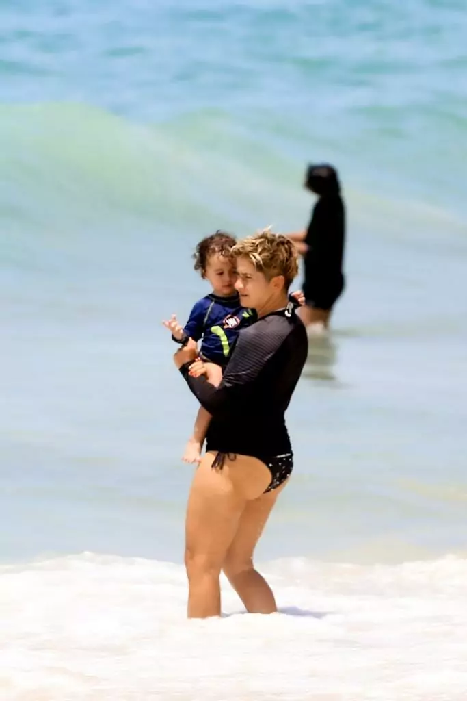 Lan Lahn surge junto a sua filha com Nanda Costa na praia