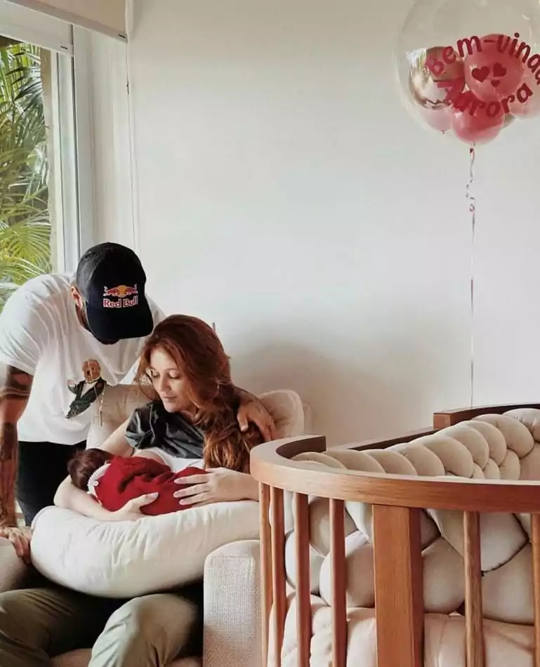 Pedro Scooby e Cintia Dicker com a bebê, assim que ela chegou em casa 