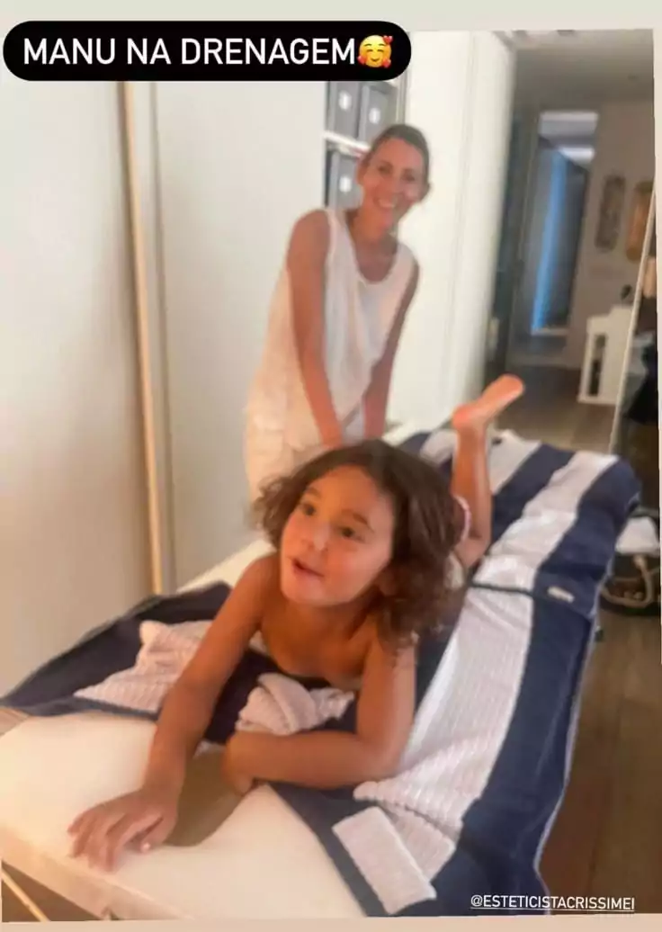 Filha de Ticiane Pinheiro e César Tralli surge fazendo massagem
